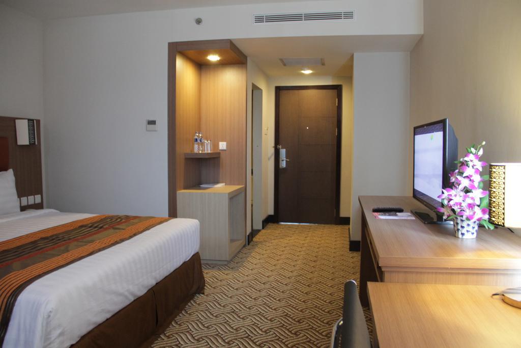 โรงแรมเควินตัน ย้อกยาการ์ตา บาย ตริตามา ฮอสปิทาลิตี้ ยอกยาการ์ตา ภายนอก รูปภาพ